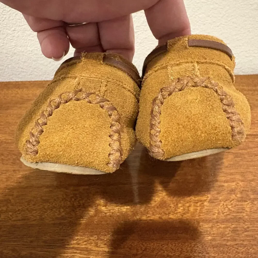 Minnetonka Slippers Youth Size‎ 2 Tan Suede Moccasin Faux Fur Lined Bow 4811
